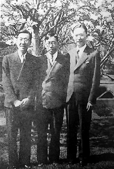 邓嗣禹与费孝通、金岳霖(自右向左)合影。