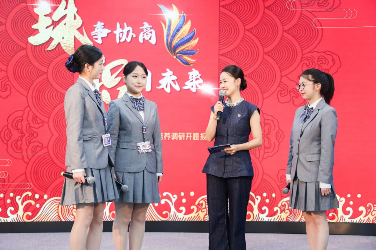 上海市商贸旅游学校师生展示课题调研成果