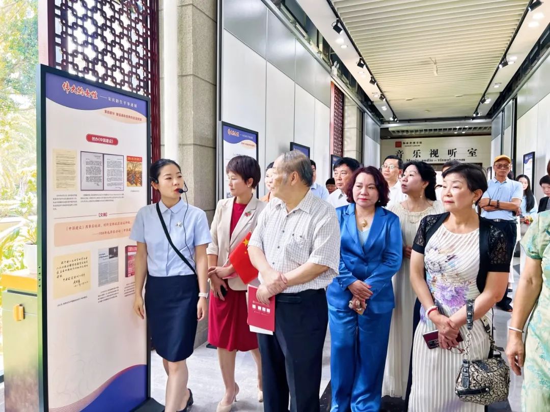 参观展览