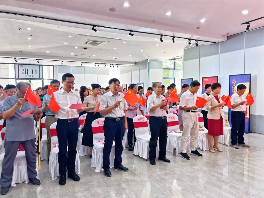 现场合唱致敬新时代女性主题曲《花开中国》
