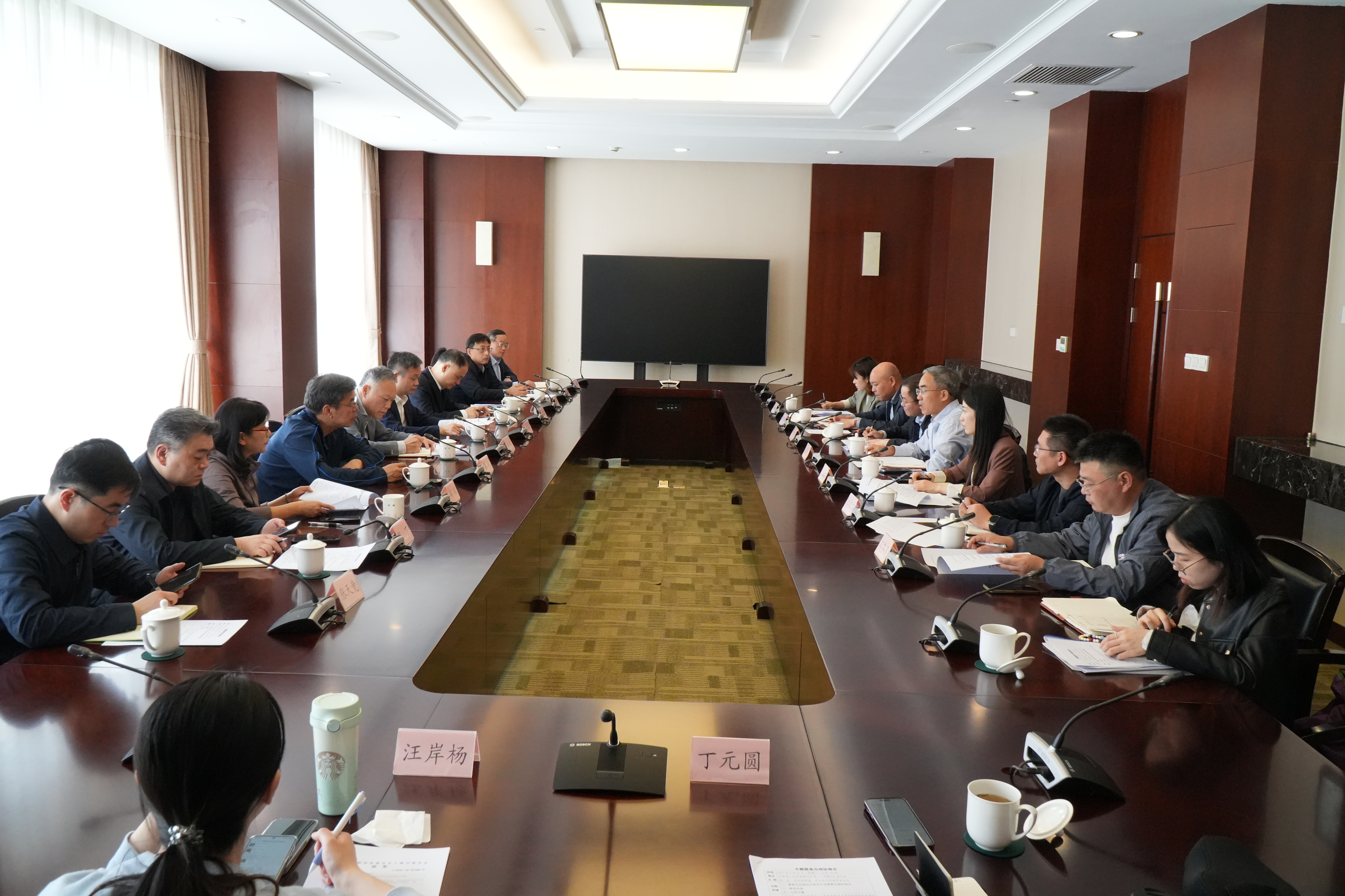 2025年4月16日,市政协常委史和平等市政协委员在提案办理协商会上与相关部门沟通交流