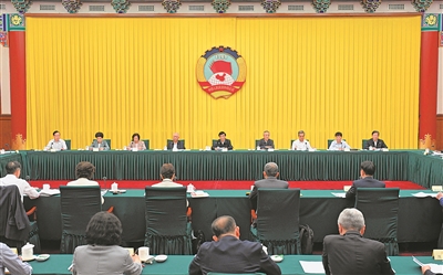6月13日,十四届全国政协第三十二次双周协商座谈会在北京召开,中共中央政治局常委、全国政协主席王沪宁主持会议。 本报记者 姜贵东 摄