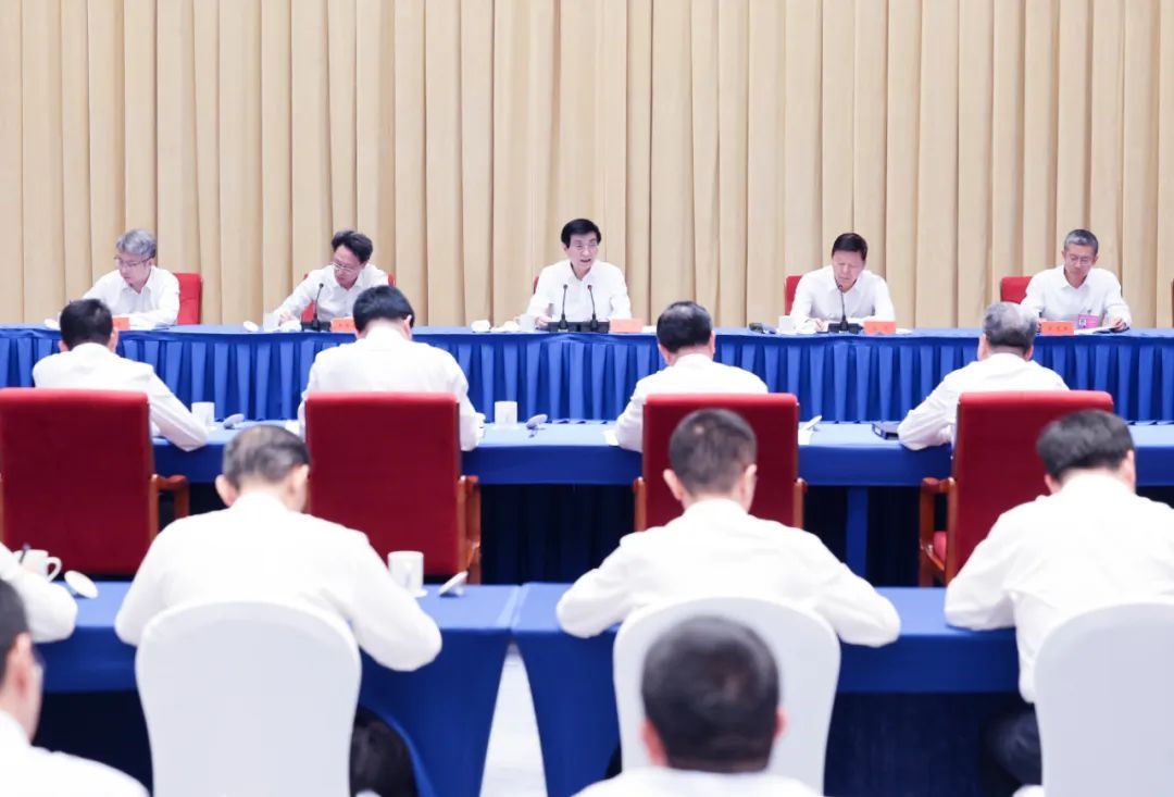 △6月15日,两岸融合发展示范区建设专题推进会在福建厦门召开。中共中央政治局常委、全国政协主席王沪宁出席并讲话。新华社记者 姚大伟 摄