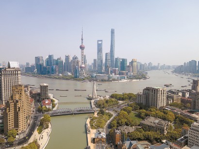 上海陆家嘴金融中心、黄浦江与上海外滩。