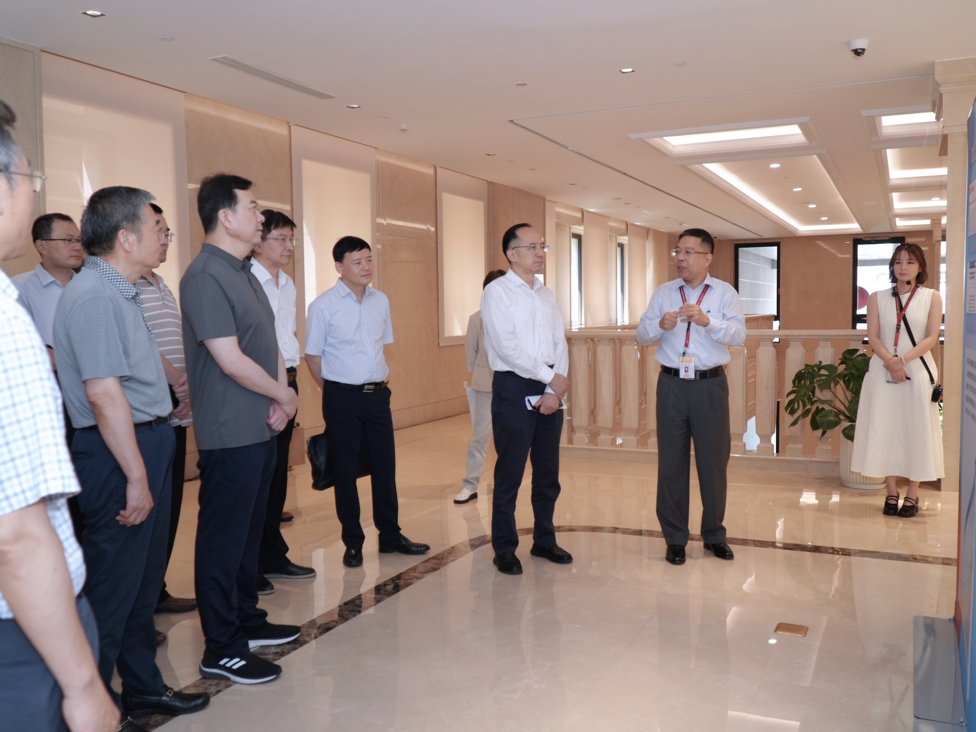 委员们实地参观中国干细胞集团虹桥大厦