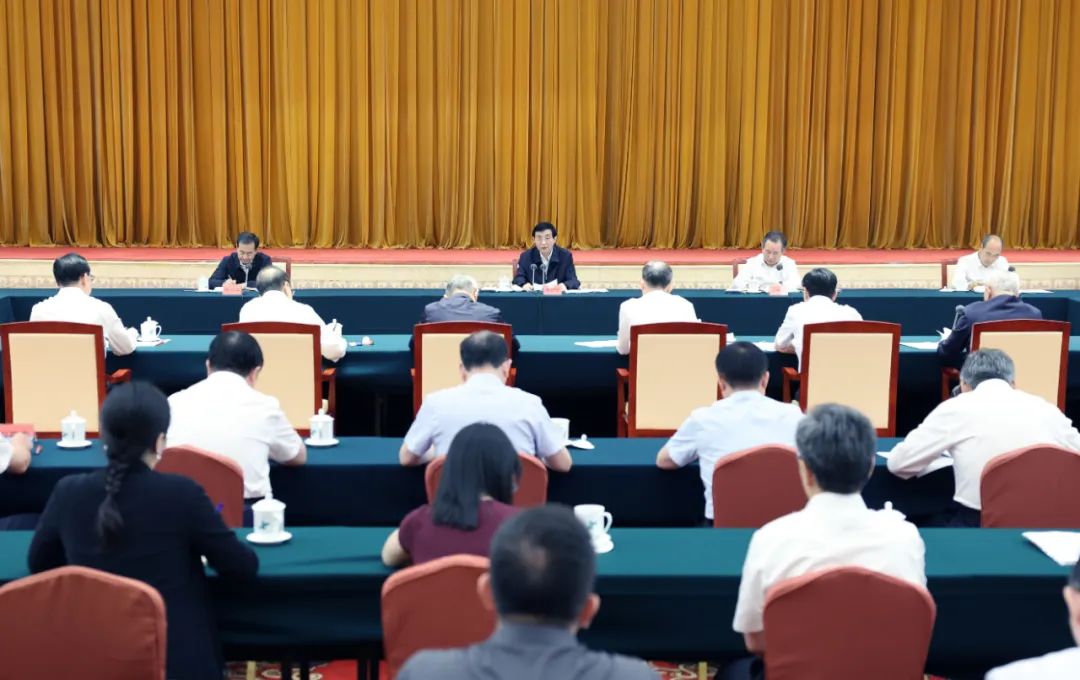 6月18日,推动科技创新和产业创新融合发展调研协商座谈会在北京召开,就有关民主党派中央开展的重点考察调研成果进行协商。中共中央政治局常委、全国政协主席王沪宁出席并讲话。新华社记者 姚大伟 摄