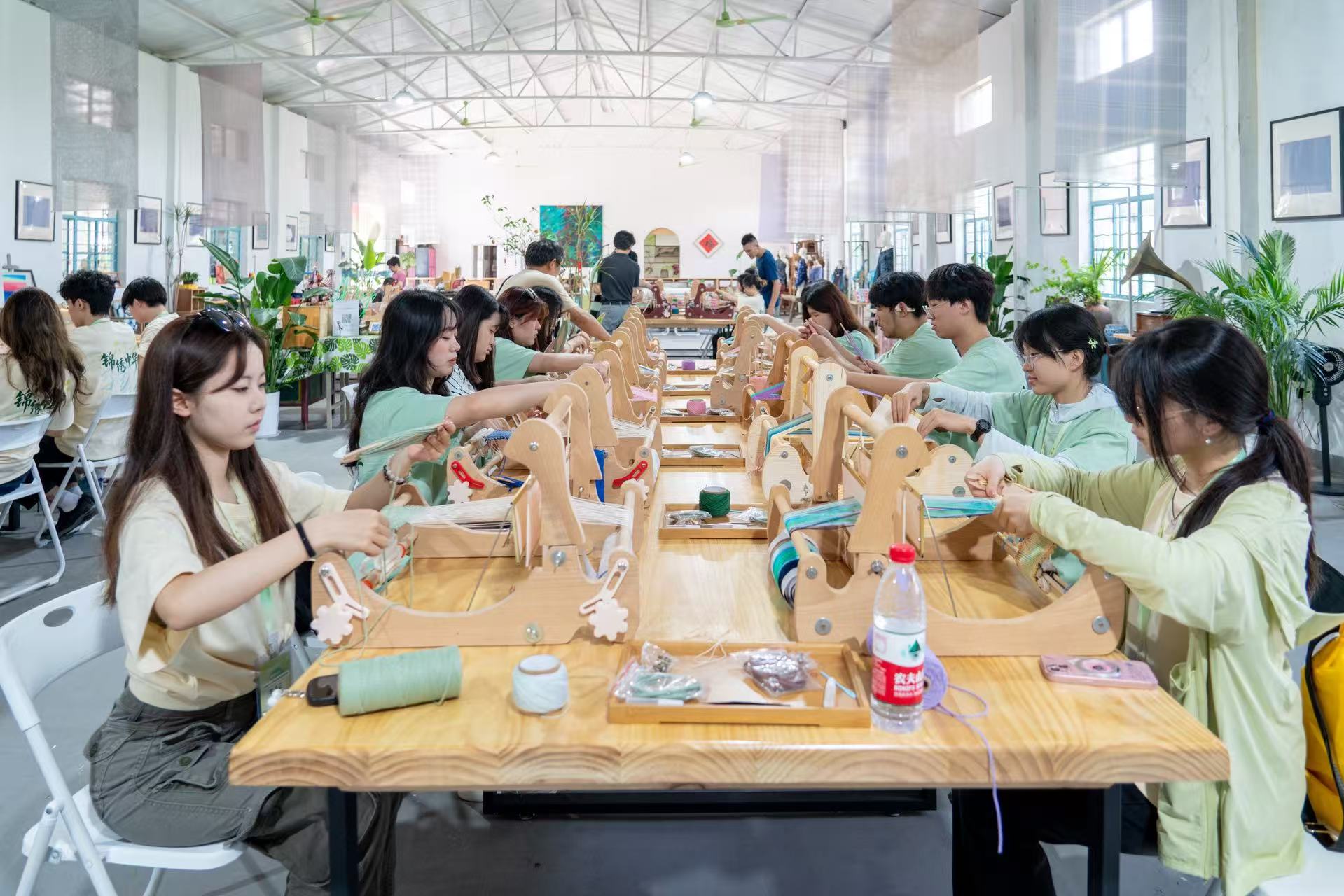 沪台学生共同开展线下实践(主办方供图)