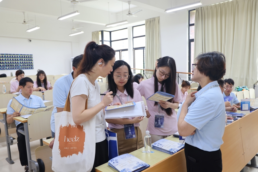 2025年,上海首场大型高招咨询会在上海建桥学院举行。