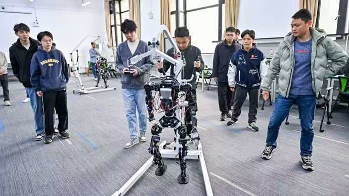 上海电机学院学生在实训训练机器人。 李蕾 摄影