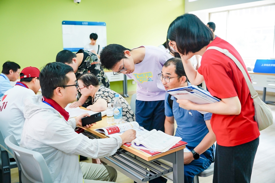 2024年,高考“知分知位”后填志愿“一站式”咨询在上海杉达学院举行。