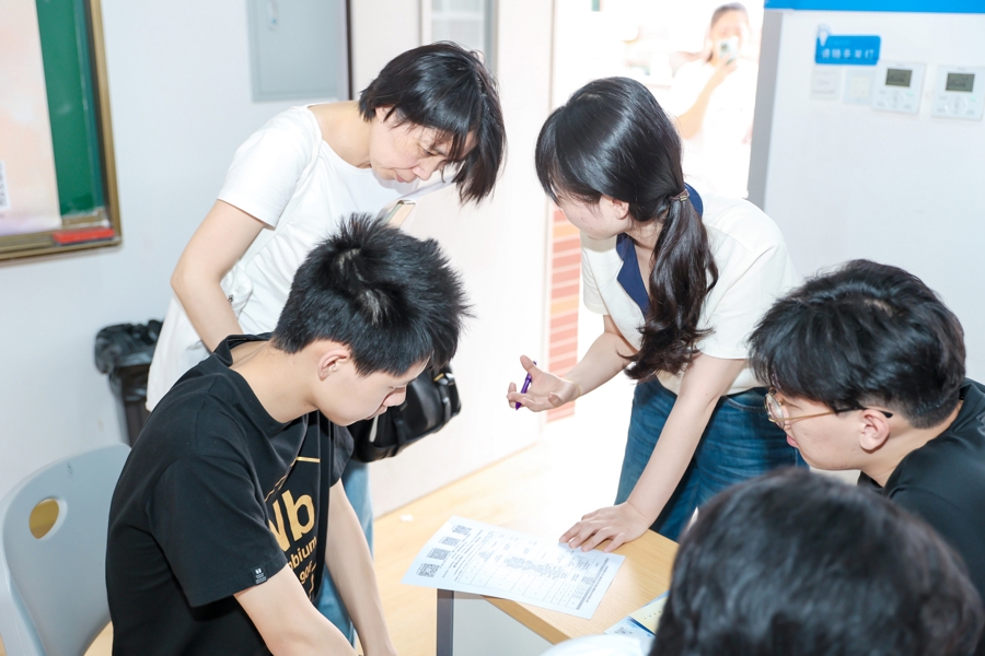 2024年,高考“知分知位”后填志愿“一站式”咨询会在上海杉达学院举行。