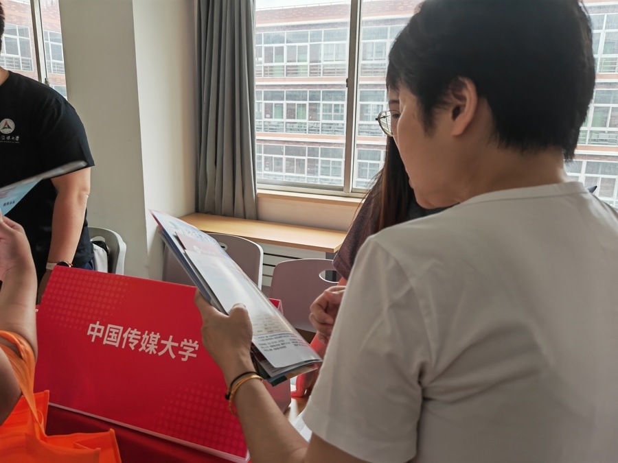 2024年,高考“知分知位”后填志愿,“一站式”咨询会在上海杉达学院举行。