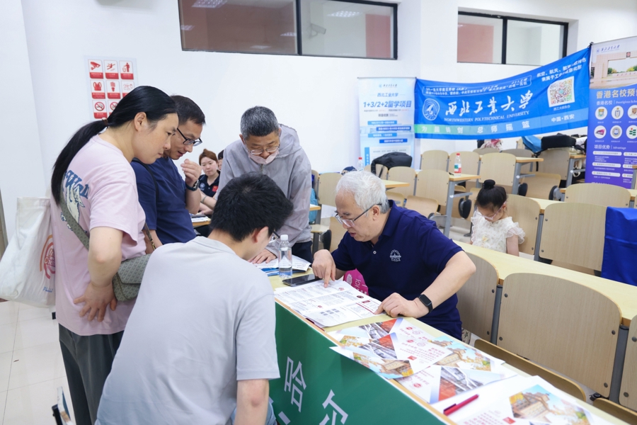 2025年上海首场大型高招咨询会现场。 来源:上海建桥学院