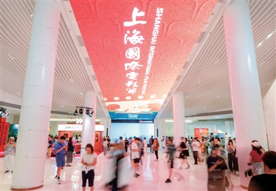 第二十七届上海国际电影节期间,上海影城里人来人往。主办方供图