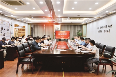 图为“盟员之家”揭牌仪式暨银发经济座谈会现场 鲍益华 摄