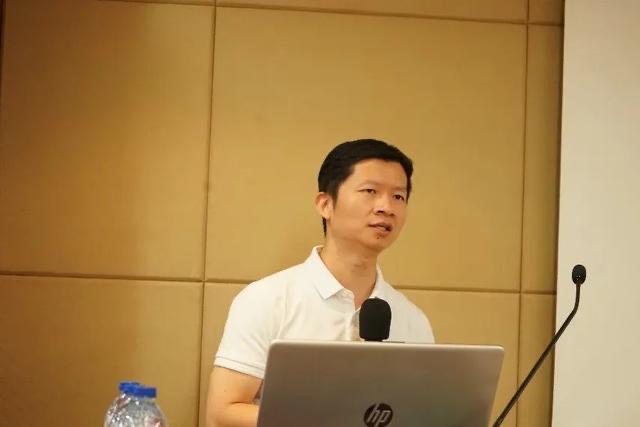 欧阳万里在2024浦江AI学术年会上发言(受访者供图)