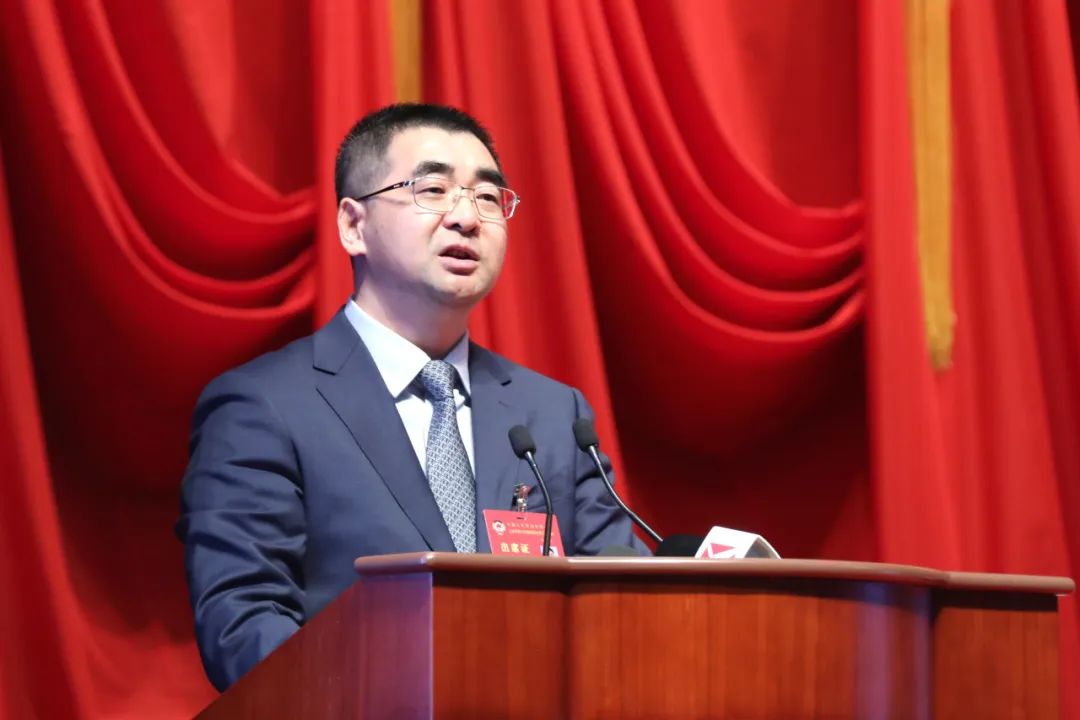 今年上海两会期间,尧金仁代表民盟市委作《完善商业健康险 支持创新药可持续发展》大会发言
