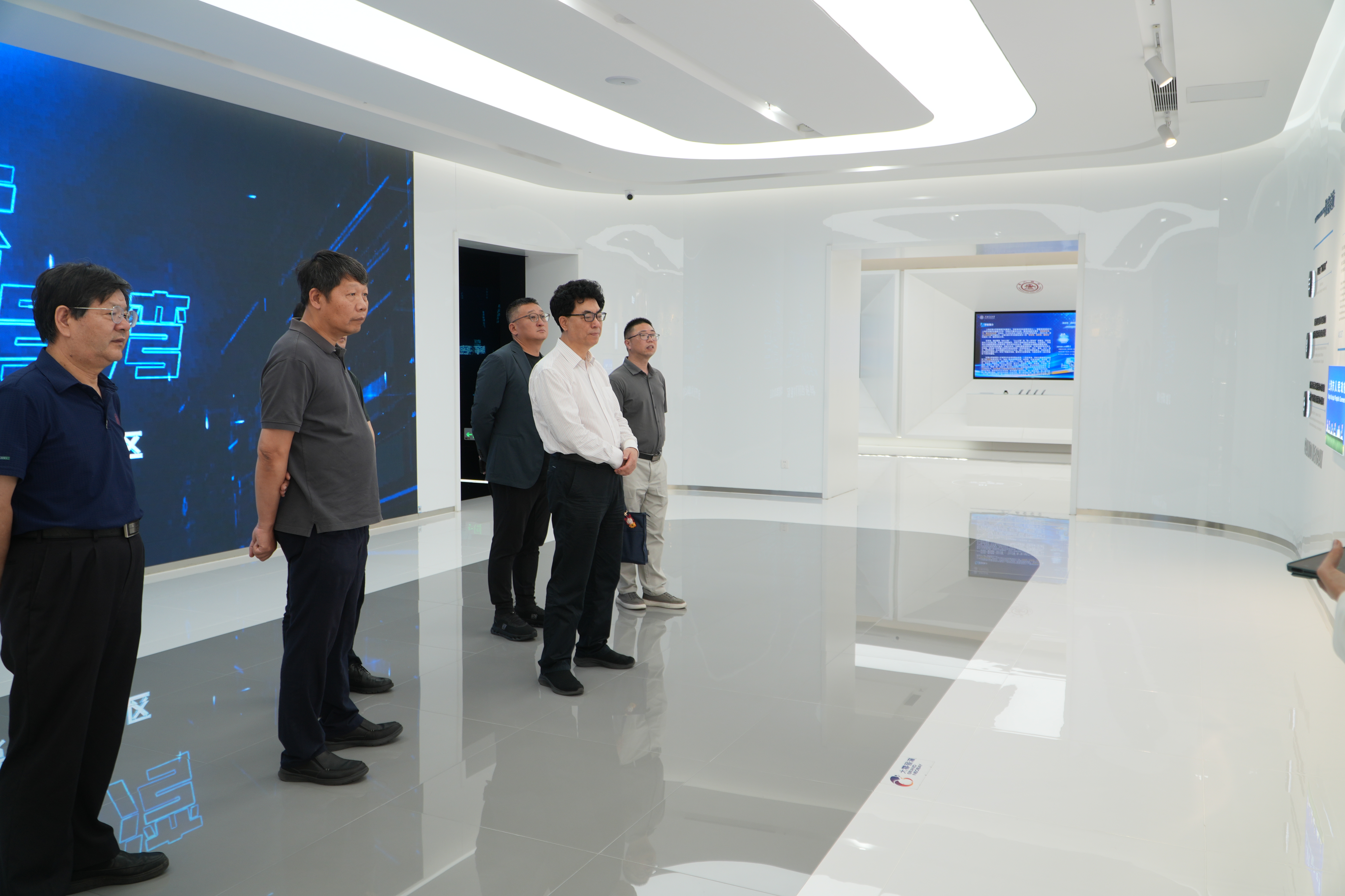 在“大零号湾”科创策源功能区展示馆调研