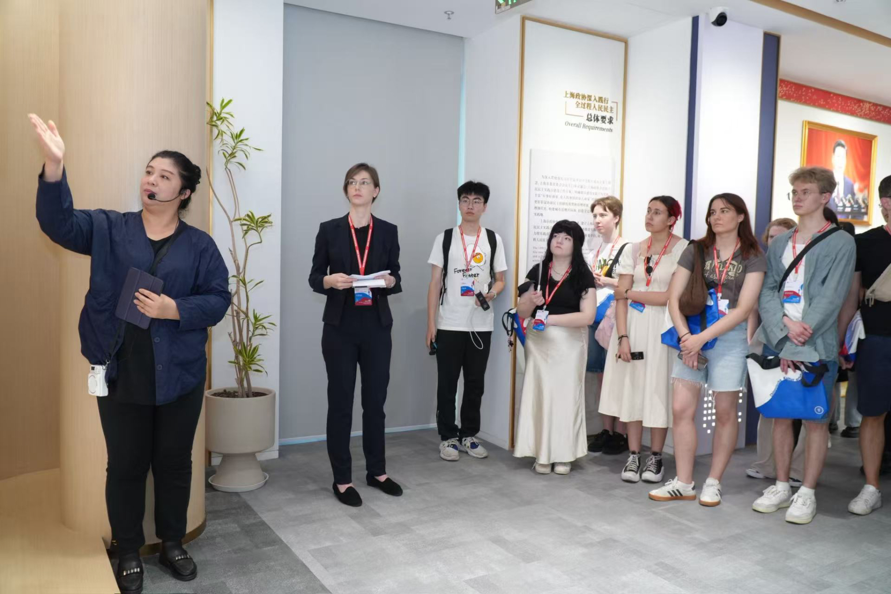 参访团参观全过程人民民主实践点