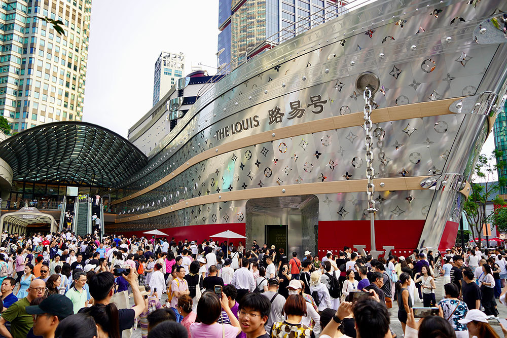 6月29日傍晚,LV巨轮吸引了海量客流。