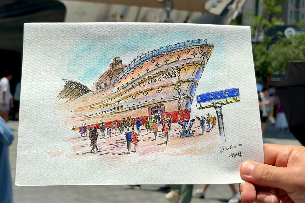 游客手绘的“LV巨轮”钢笔淡彩画。