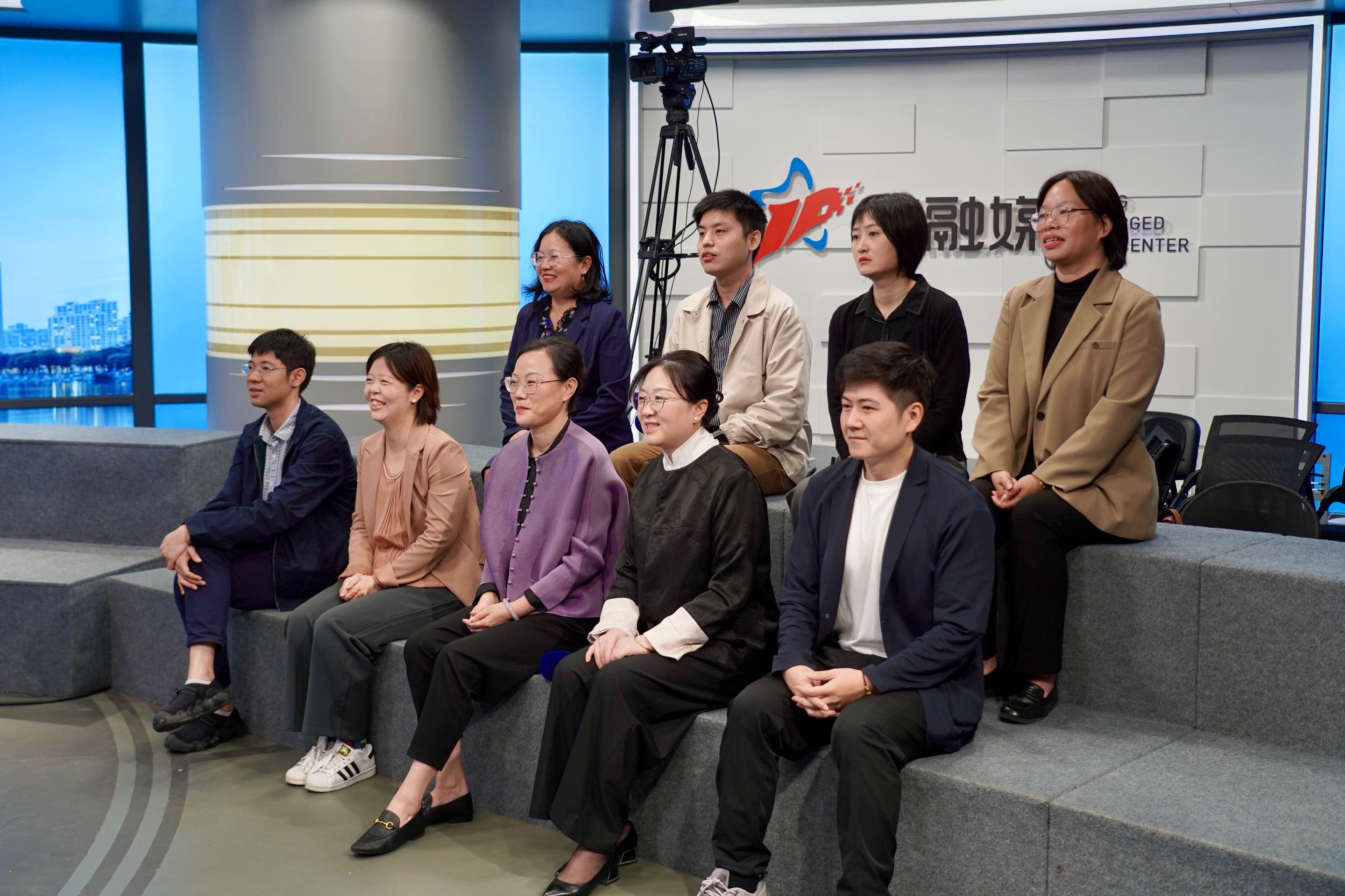 “青年交友话题”节目中,提案承办单位和企业负责人讨论热烈