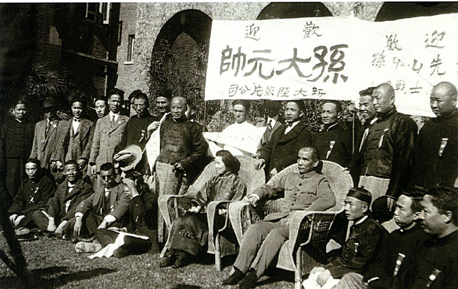1924年11月宋庆龄陪同孙中山在莫利爱路寓所接见各界欢迎代表