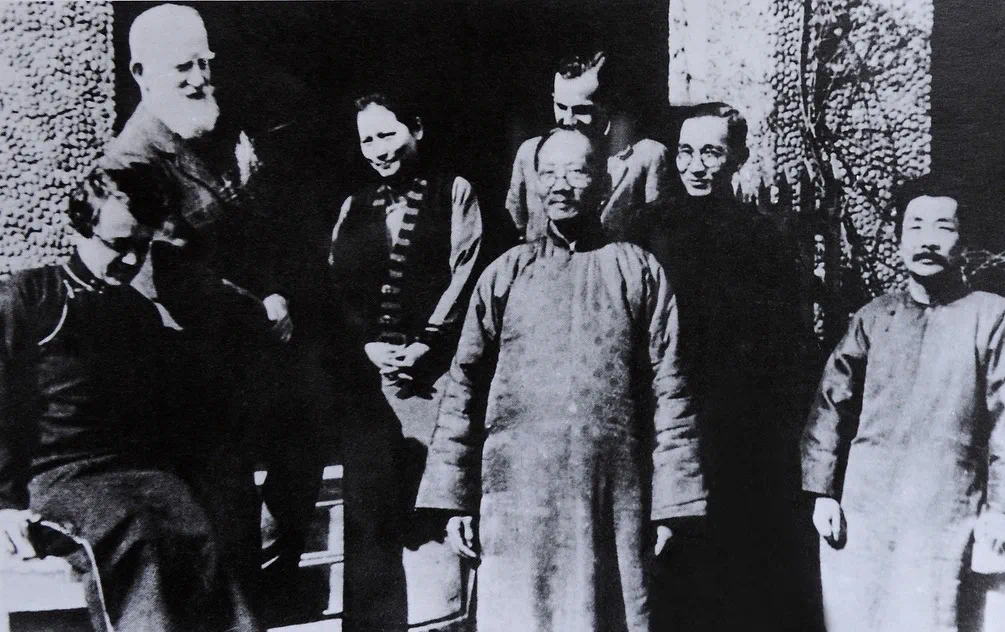 1933年2月17日宋庆龄在上海莫利爱路寓所宴请萧伯纳后合影。右起:鲁迅、林语堂、伊罗生、蔡元培、宋庆龄、萧伯纳、史沫特莱