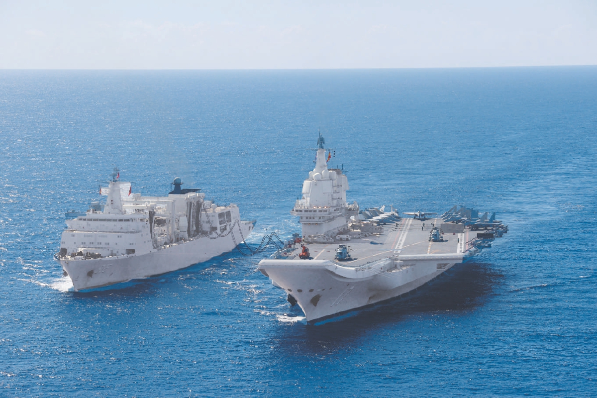 近日，海军辽宁舰、山东舰航母编队完成远海实战化训练，安全返回母港。这是编队开展海上补给。 新华社发