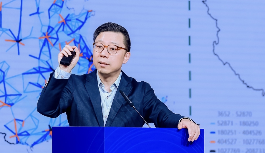 【对话嘉宾】陆铭：全国政协委员，民建上海市委会副主委，上海市“十五五”规划专家咨询委员会专家，上海交通大学安泰经济与管理学院特聘教授、上海交通大学中国发展研究院院长，上观智库特聘顾问。