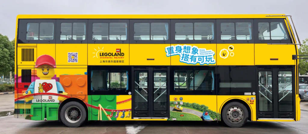 乘坐公交乐高环线可从金山北站直达乐高乐园。金山区供图
