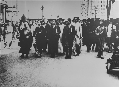 1936年9月18日,救国会领导人沈钧儒(前左一)、史良(前左二)、章乃器、李公朴、王造时等率领群众高呼纪念九一八口号,进行示威游行。