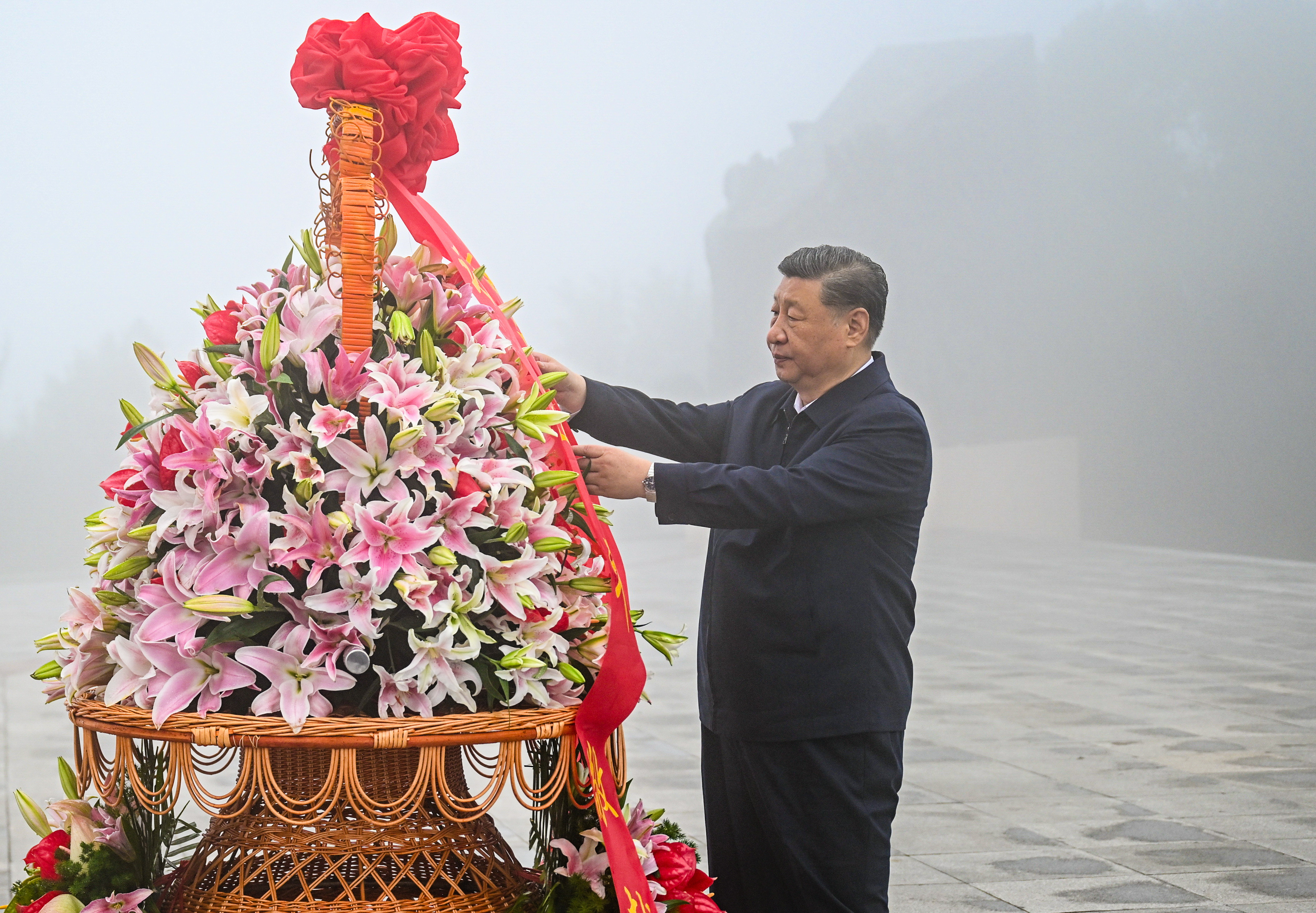 7月7日至8日，中共中央总书记、国家主席、中央军委主席习近平在山西考察。这是7日下午，习近平在位于阳泉市狮脑山的百团大战纪念碑广场，向八路军烈士敬献花篮。新华社记者 谢环驰 摄