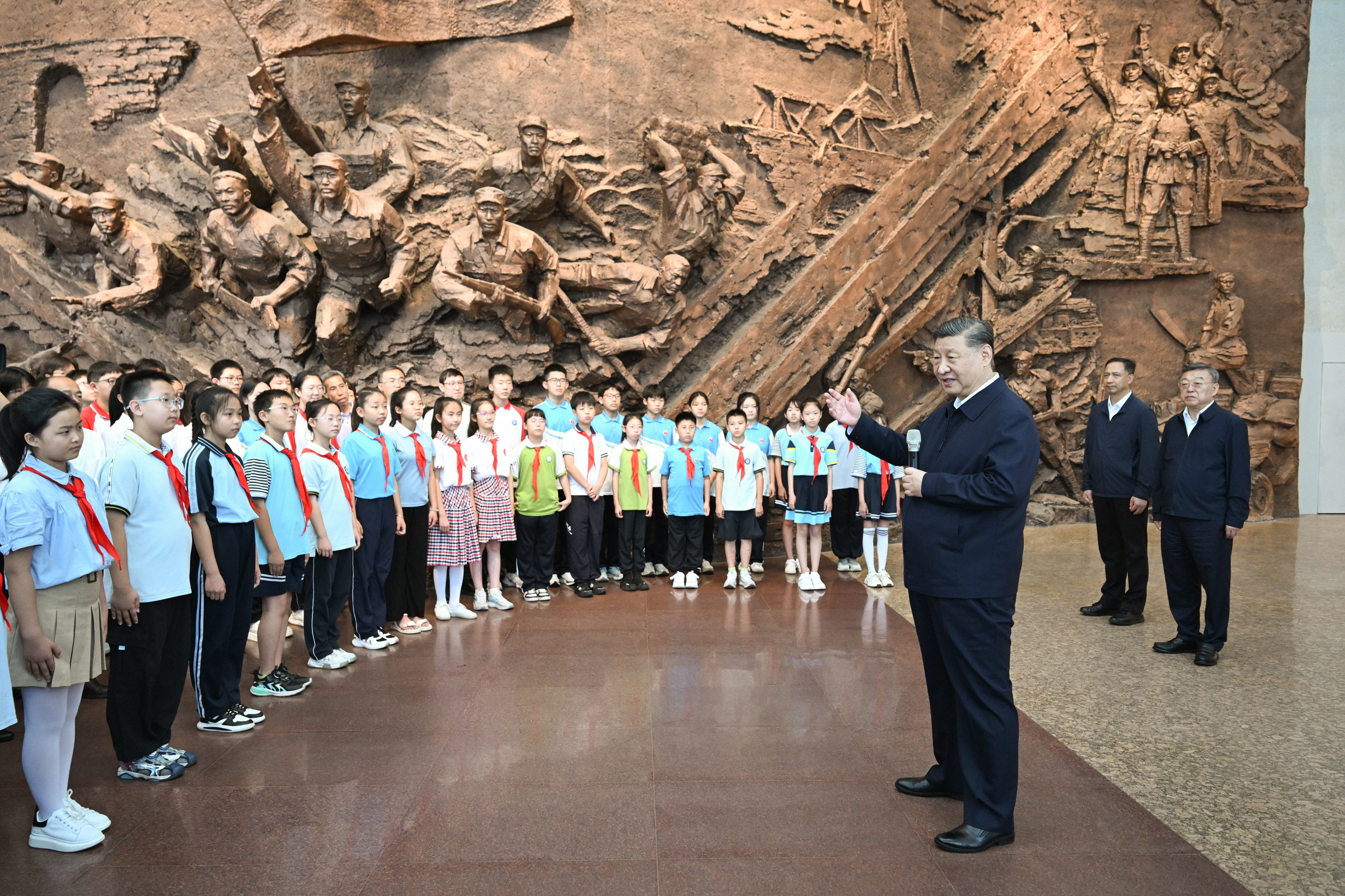 7月7日至8日，中共中央总书记、国家主席、中央军委主席习近平在山西考察。这是7日下午，习近平在位于阳泉市狮脑山的百团大战纪念馆考察时，同前来参观的青少年学生和纪念馆工作人员亲切交流。新华社记者 谢环驰 摄