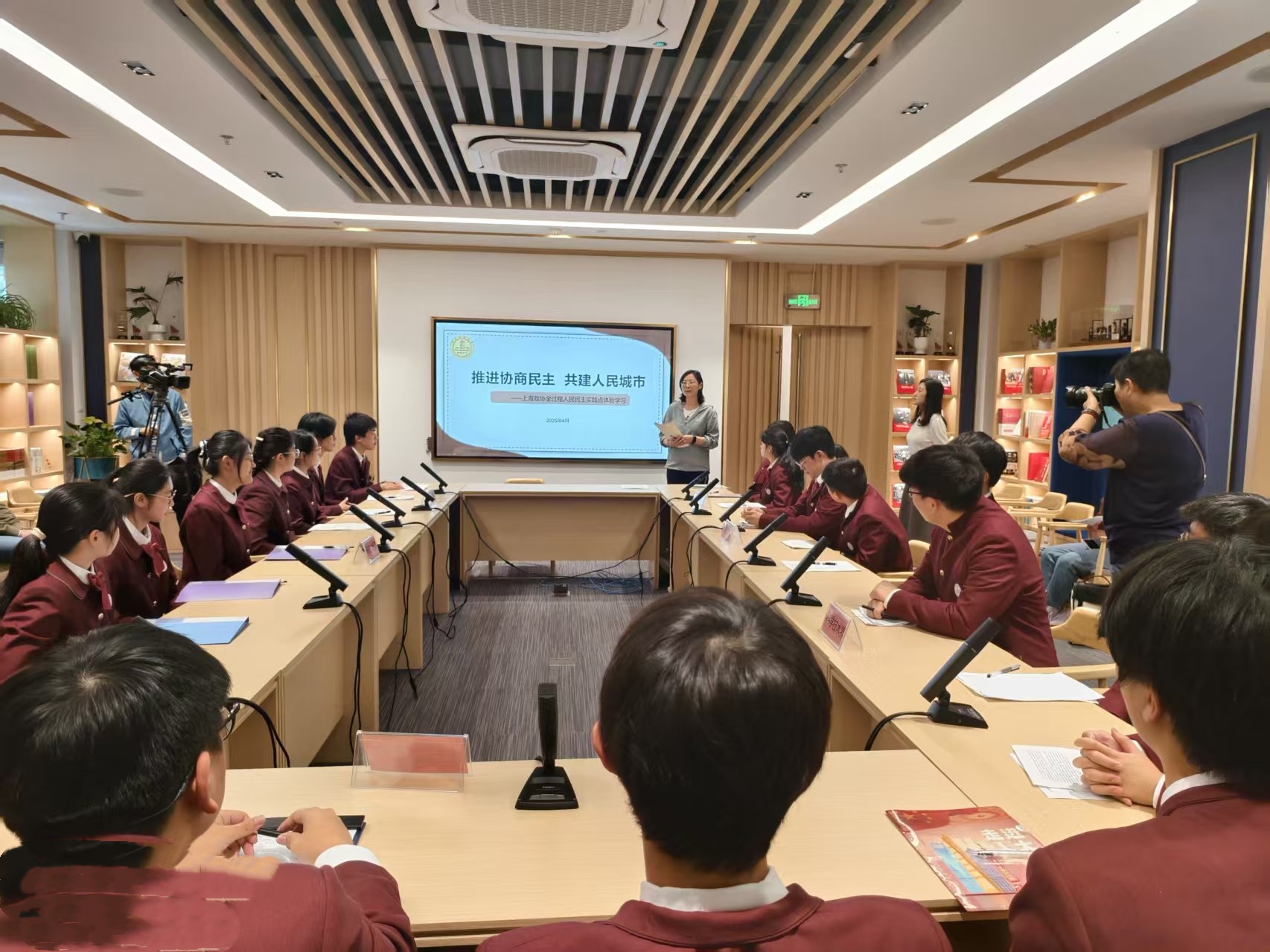 2025年4月28日,华东政法大学附属中学学生在实践点开展“模拟课”长宁区教育学院供图