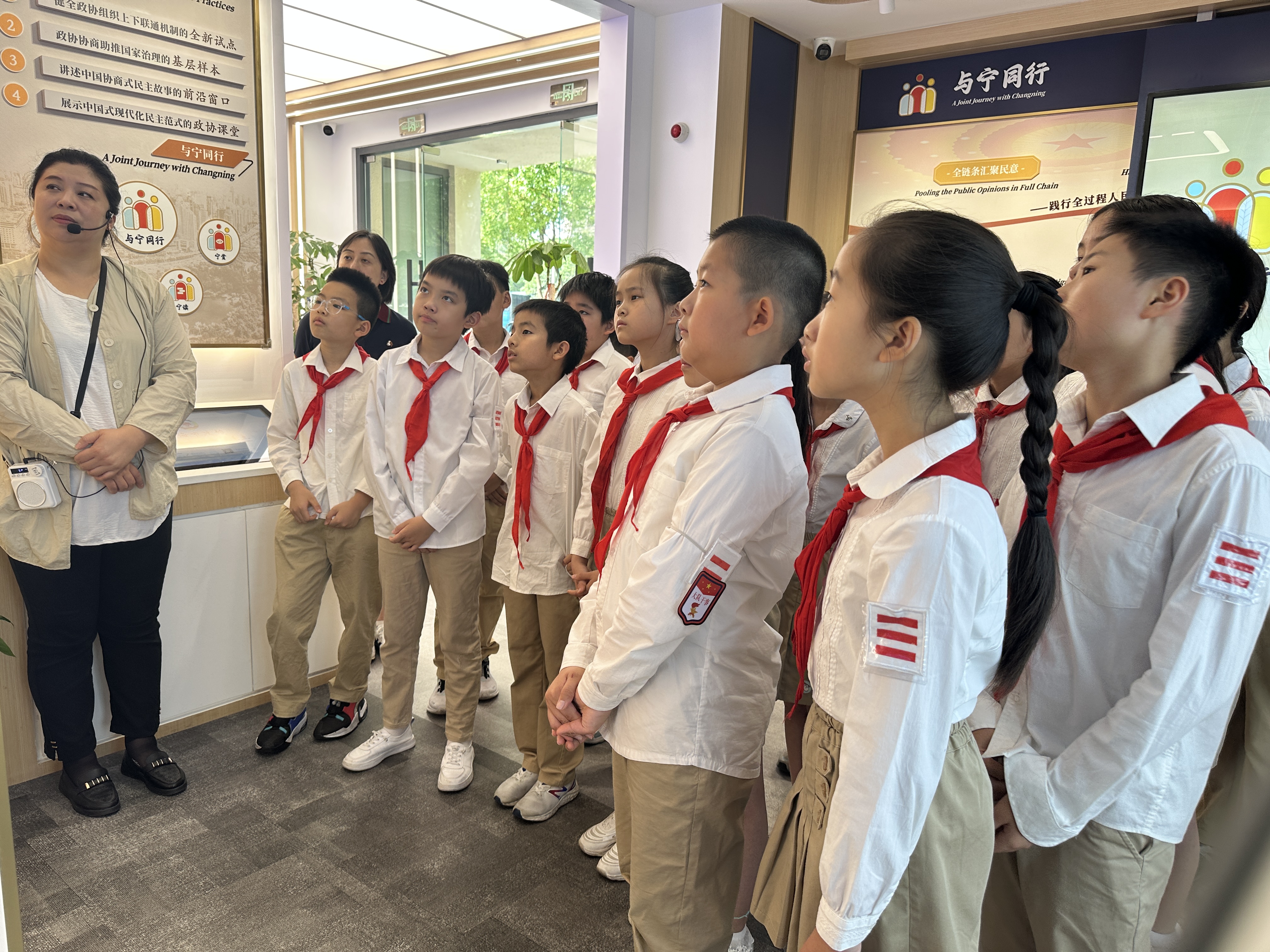 2025年6月26日,安顺路小学的学生在实践点参观学习 丁元圆摄