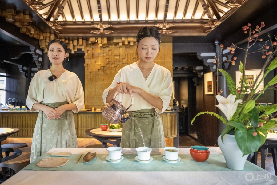 专业的茶艺师为顾客们带来茶艺展示。