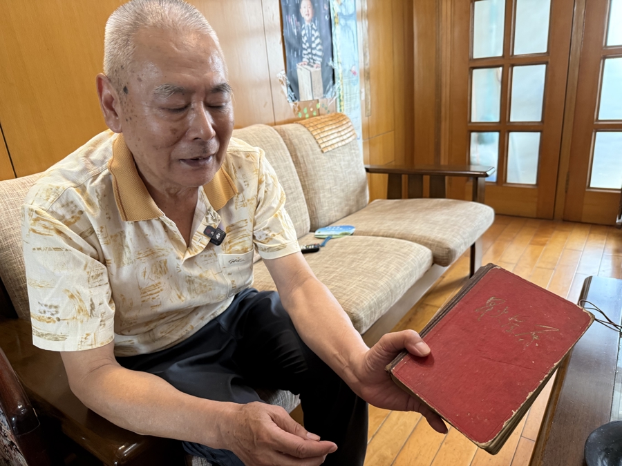 朱亚明之子朱建强仍珍藏着记载父亲追忆抗日战争历史的文集。黄杨子 摄