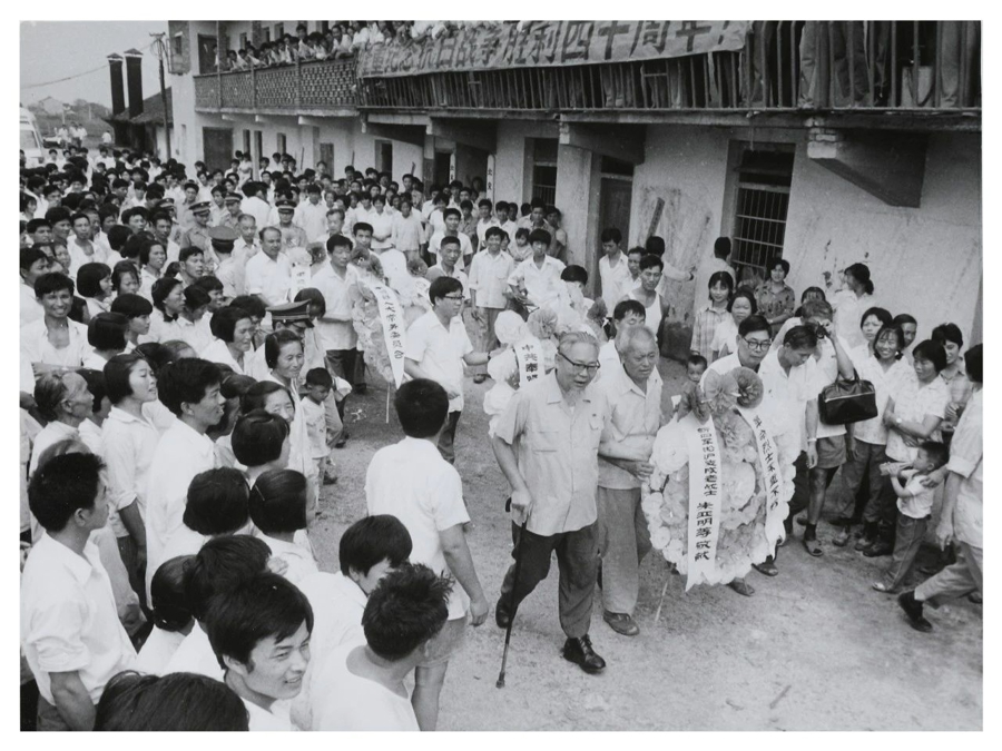 纪念抗日战争40周年时,朱亚明回到奉贤头桥地区