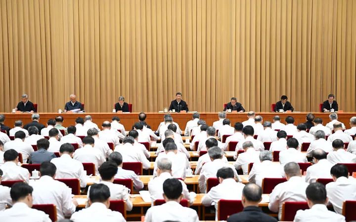 7月14日至15日,中央城市工作会议在北京举行。中共中央总书记、国家主席、中央军委主席习近平出席会议并发表重要讲话。中共中央政治局常委李强、赵乐际、王沪宁、蔡奇、丁薛祥、李希出席会议。新华社记者 谢环驰 摄