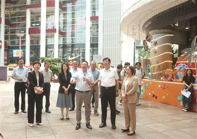 图为台盟市委专项民主监督工作组一行实地调研第一百货商业中心C馆二次元商店 沈志敏 摄