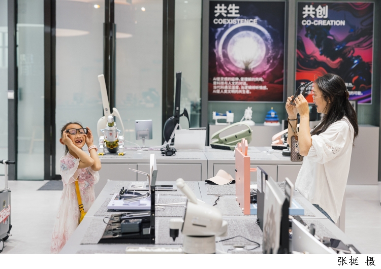 高质量孵化器模速空间推出体验中心让市民感受AI产品。(文汇报记者 张挺摄)