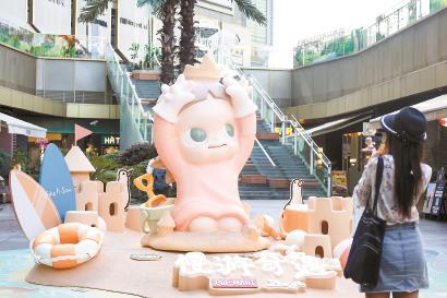 上海世纪汇广场近日迎来了一场泡泡玛特主题展,吸引了众多潮玩爱好者前来打卡。活动时间将持续至8月3日。 记者 海沙尔 摄