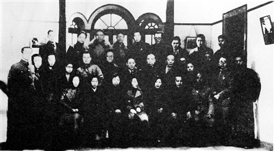 国民政府军事委员会政治部三厅组建时期成员与八路军驻武汉办事处成员在中国电影制片厂合影。前排就座者：彭德怀（右一）、王明（右二）、邓颖超（右五）、于立群（右六），二排站立者：阳翰笙（右一）、郭沫若（右六）、周恩来（右七）。