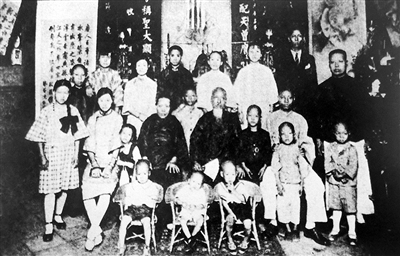 台湾同胞对祖国传统文化的眷恋并未因为日本殖民当局的镇压而减弱。图为坚持穿着传统中式服饰的台湾家庭合影。