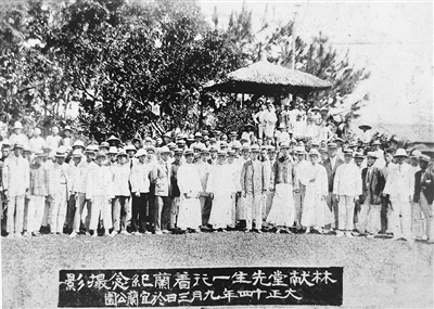 1925年9月3日,林献堂(前排右六)、蒋渭水(二排右五)一行抵宜兰演讲,与欢迎者摄于宜兰公园。