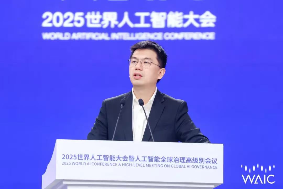 上海市政协委员,商汤科技董事长兼CEO徐立,在2025世界人工智能大会主论坛上发表主旨演讲。图片来源:商汤科技