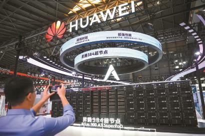 2025世界人工智能大会“镇馆之宝”之一的华为昇腾384超节点。 海沙尔 摄