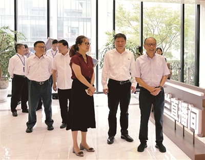 7月25日,民革市委专项民主监督调研组一行实地走访位于杨浦区的东方购物。王侃 摄