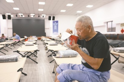 金山区泽达进修学院石化街道的安置点内秩序井然。李茂君 摄